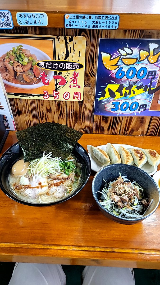 麺屋 ひばり
特製ひばり麺
ひばり飯
餃子 5ヶ
久しぶりのひばりさん！🤣
麺屋ひばりのSpecialなsetで頂く😋
臭みの無いマイルドな豚骨スープは
旨いな～！👍️ひばり飯も刻みチャーシューの味付け最高でしたー！🤗
#麺屋ひばり