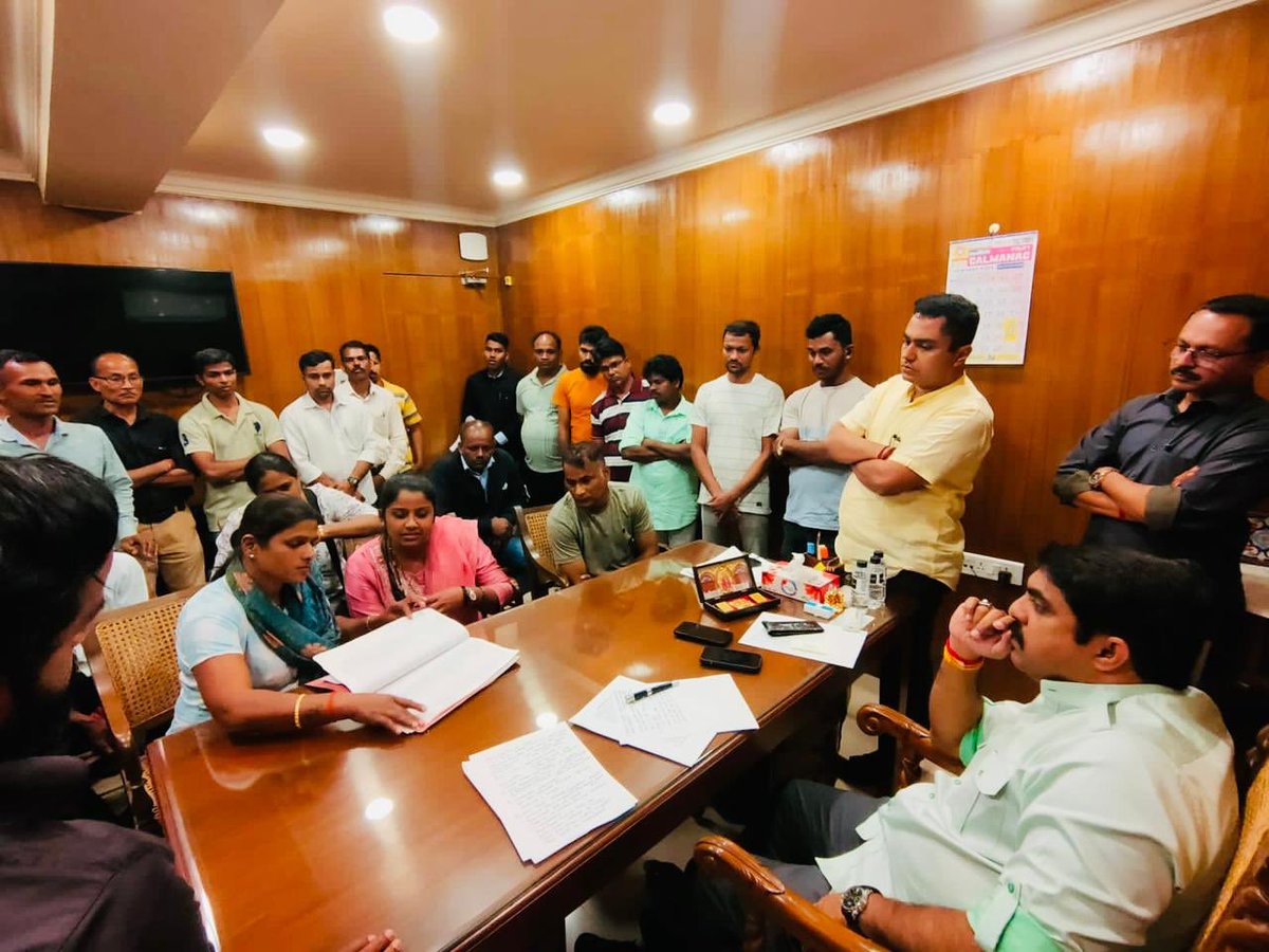thegoanonline's tweet photo. Women from the Self Help Group supplying mid day meals, and daily wage workers from the @goaforests  Dept called on @VijaiSardesai with their #grievances today.
@PresidentGFP https://t.co/CQY0kuBHoO