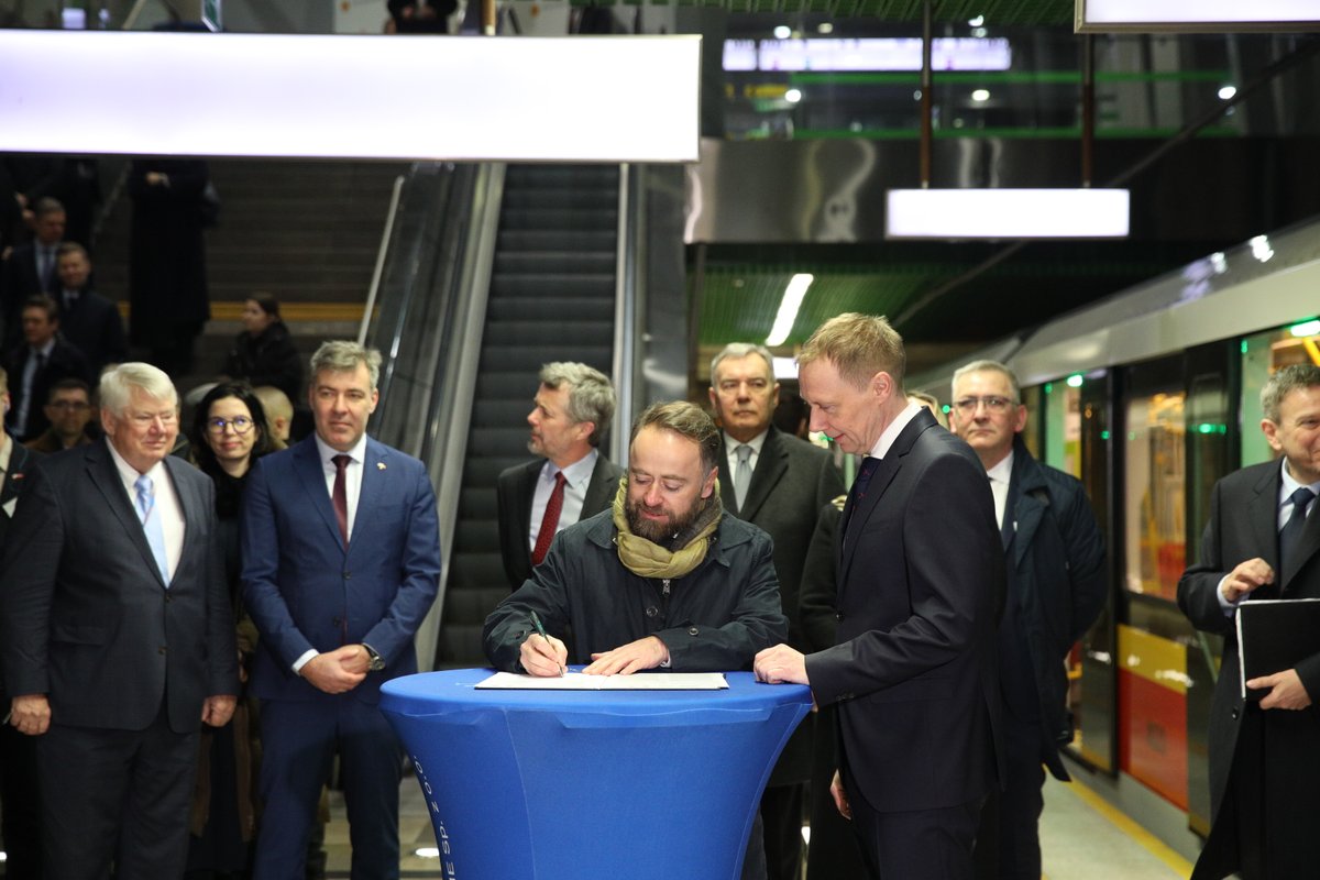 Today, we signed a MoU with the Municipalityof Warsaw, Royal Danish Embassy in Poland, Metro Warszawskie, & @ramboll Group to capture excess heat from the Warsaw Metro and reuse it. Because the greenest energy is the energy we don't use bit.ly/3vV9llf