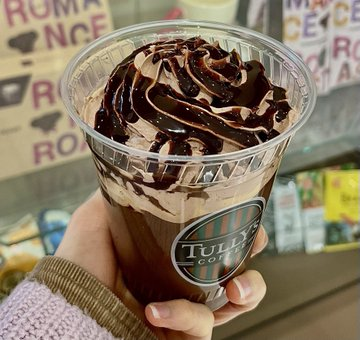 btw_wajid's tweet photo. 2回目✌︎スタバの黒オペラ好きならタリーズのも飲んでみてきっと絶対好きだよ～ホイップ＆ソース増量(私は氷なし派)で濃厚チョコに溺れてください🫠スタバが飲むオペラケーキならこちらは飲む生チョコパフェ(…👼🏻?)ハイカカオだから甘すぎないのも素敵 https://t.co/RrAztTTBrH