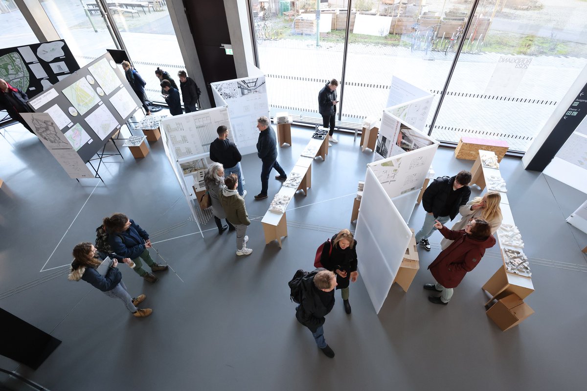 𝐑𝐮𝐧𝐝𝐠𝐚𝐧𝐠 𝐑:𝟐𝟗 Der Fachbereich #Architektur-#Stadtplanung-#Landschaftsplanung lädt vom 6.-8. Feb. wieder zur Semesterausstellung ein. Viele Projekte haben #Kassel-Bezug. 📢Eröffnung: Mo, 5.2., 18 Uhr, ASL-Neubau ⏰Öffnungszeiten: Di-Do 9-18 Uhr ➡️uni-kassel.de/uni/aktuelles/…