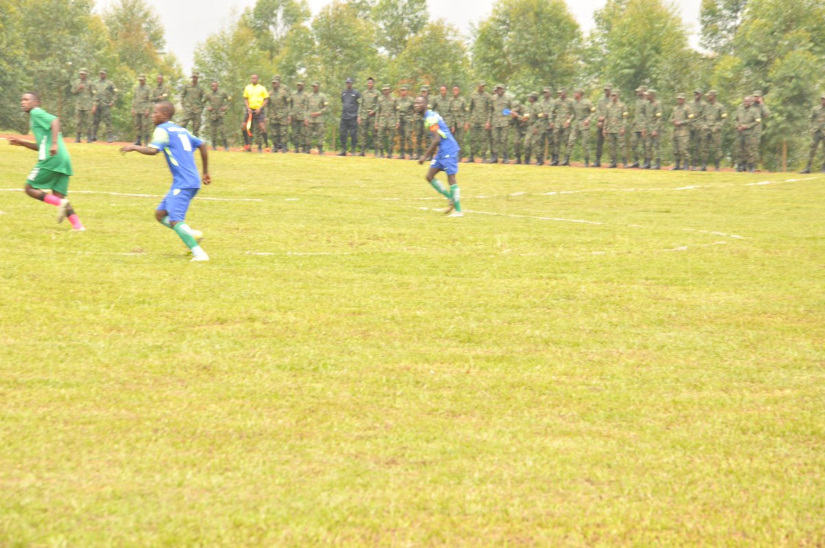 Kamonyi's tweet photo. Kuri uyu munsi wahariwe Intwari z'u Rwanda, ubu hano "Ngoma Stadium"abitabiriye bakurikiye umukino w'umupira w'amaguru wahuje ikipe y'urubyiruko rw'Akarere ka Kamonyi (Kamonyi FC) n'Ikipe y'Ingabo z'Igihugu Brigade ya 411 ikorera @RwandaSouth @RwandaLocalGov @RwandaMoD https://t.co/fW607N8Ox4