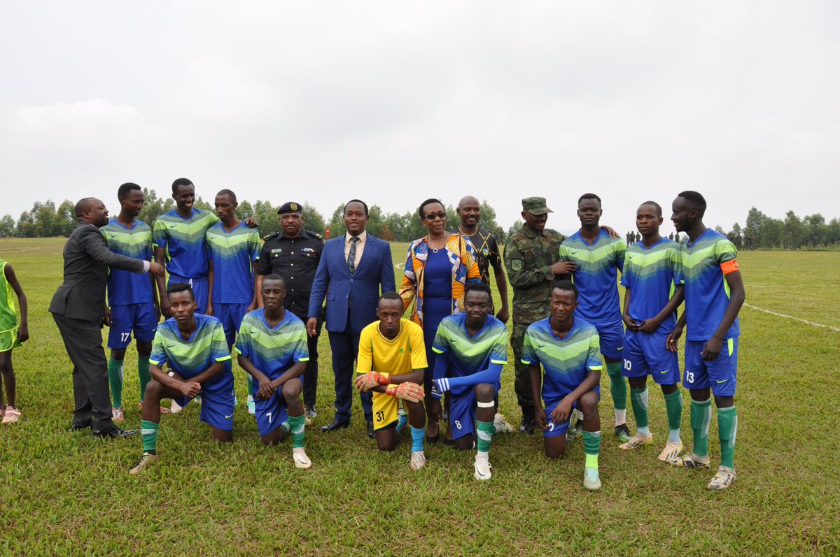 Kamonyi's tweet photo. Kuri uyu munsi wahariwe Intwari z'u Rwanda, ubu hano "Ngoma Stadium"abitabiriye bakurikiye umukino w'umupira w'amaguru wahuje ikipe y'urubyiruko rw'Akarere ka Kamonyi (Kamonyi FC) n'Ikipe y'Ingabo z'Igihugu Brigade ya 411 ikorera @RwandaSouth @RwandaLocalGov @RwandaMoD https://t.co/fW607N8Ox4