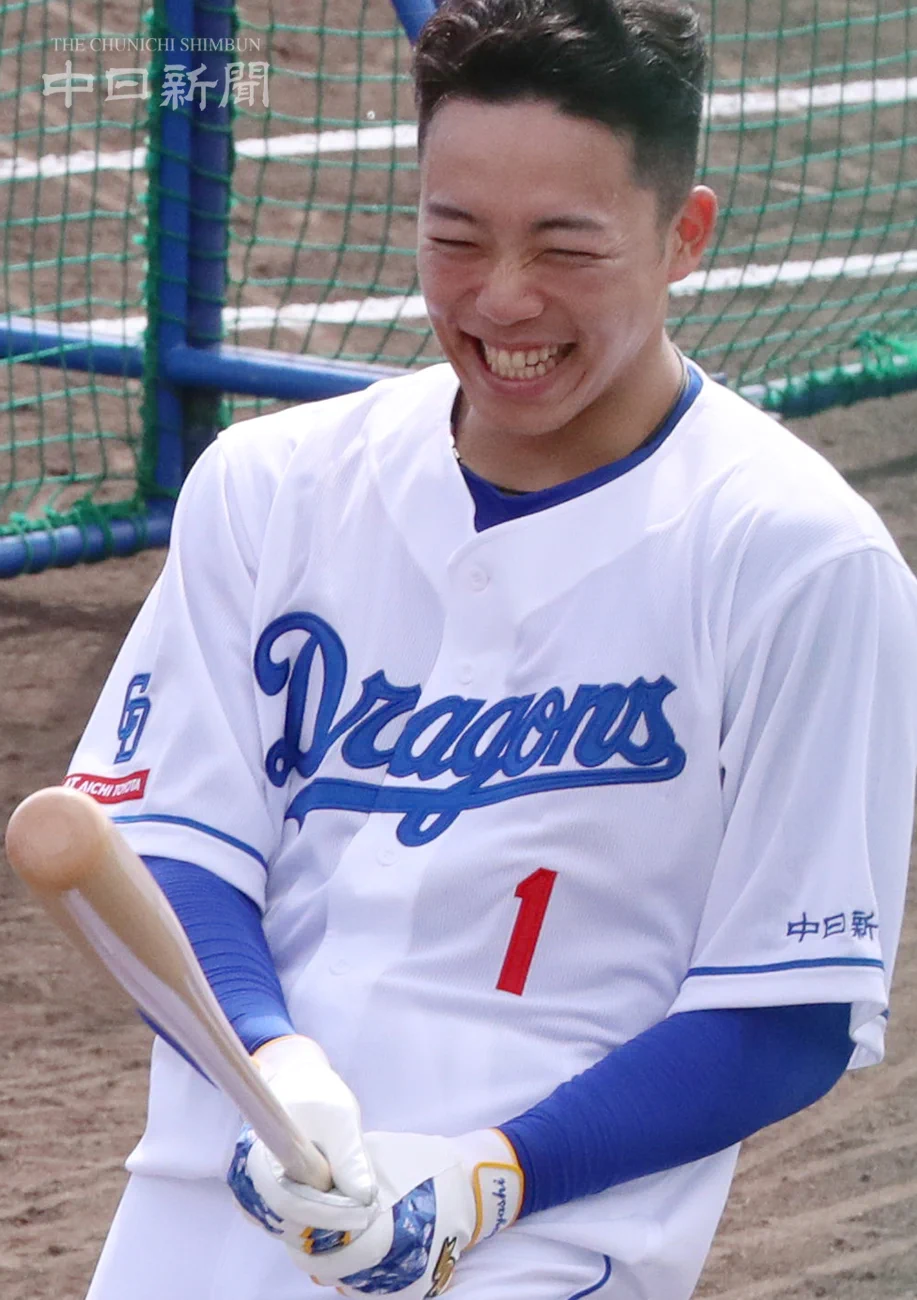 中日ドラゴンズ　岡林選手の名前、背番号入りシューズ 中日新聞写真部 on X: 