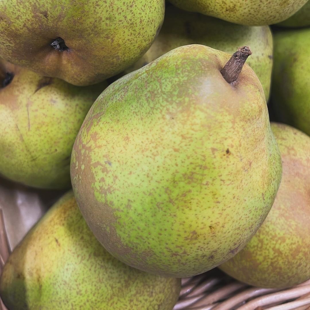NFarmShop's tweet image. Shop seasonal fruit grown on our family farm, including apples, pears, and our award-winning @nightingalecider juices and Nightingale ciders.
Nightingale Farm Shop is open seven days a week. 🍐 #farmshop #britishfruit #fruitfarming