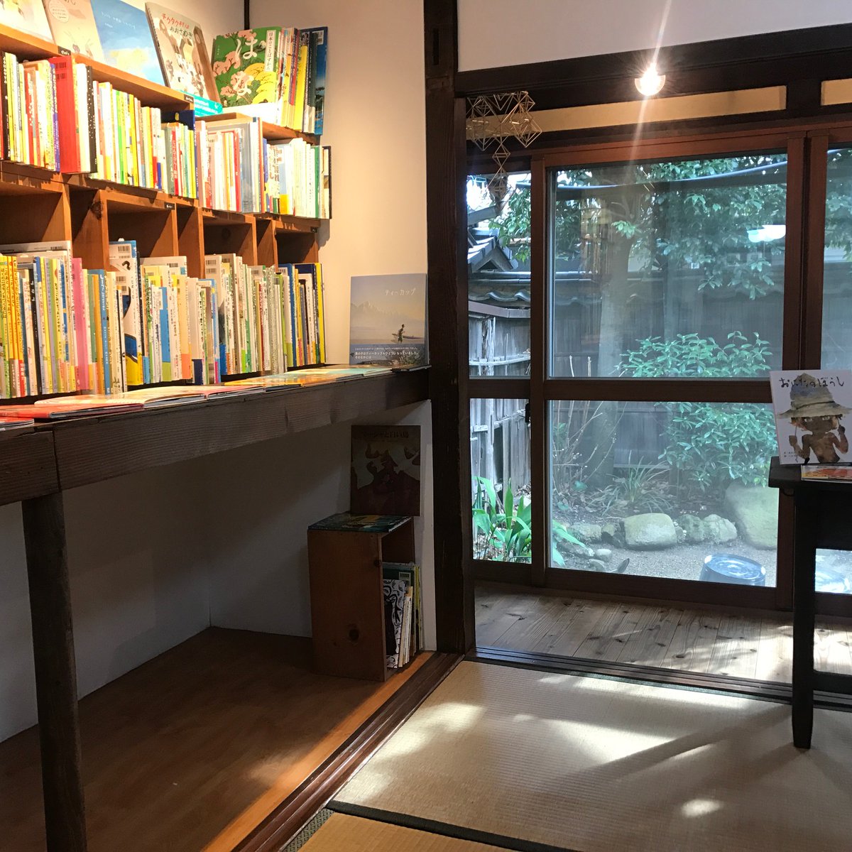 かっこわるいのですが、正直に申します。このままでは店を続けられないかもしれません。1月の落ち込みがかなりきつかった……。ひとえに店主の実力不足が原因です。必要とされないのであれば潔く諦めるべきか、いまも思い悩みます。でも、この春ならべたい新刊がある。絵本便を愉しみに待ってくれる→