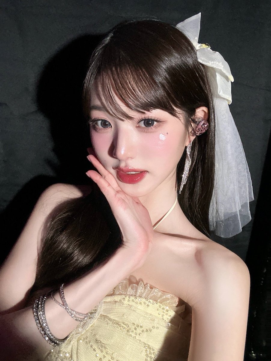 kaarinayuu's tweet photo. She stands as the embodiment of elegance and joy. Adorned in a majestic stunning dress, her radiant smile illuminates the picturesque scene. With delicate hands gracefully resting near her face, she exudes a sense of anticipation and serenity. She embraces the beauty inside out. https://t.co/OfDCgPTLLw