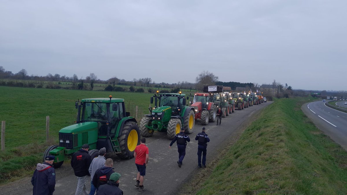 FDSEA49's tweet photo. De Candé, Segré, Baugé, Cholet, Brissac, Chemillé, … C’est tout le @Maine_et_Loire qui est mobilisé et qui se dirige vers Angers. 
#onmarchesurlatete #onvousnourrit #angers #maineetloire #agrisouspression @JeunesAgri49 https://t.co/Nd8N5JR8qL