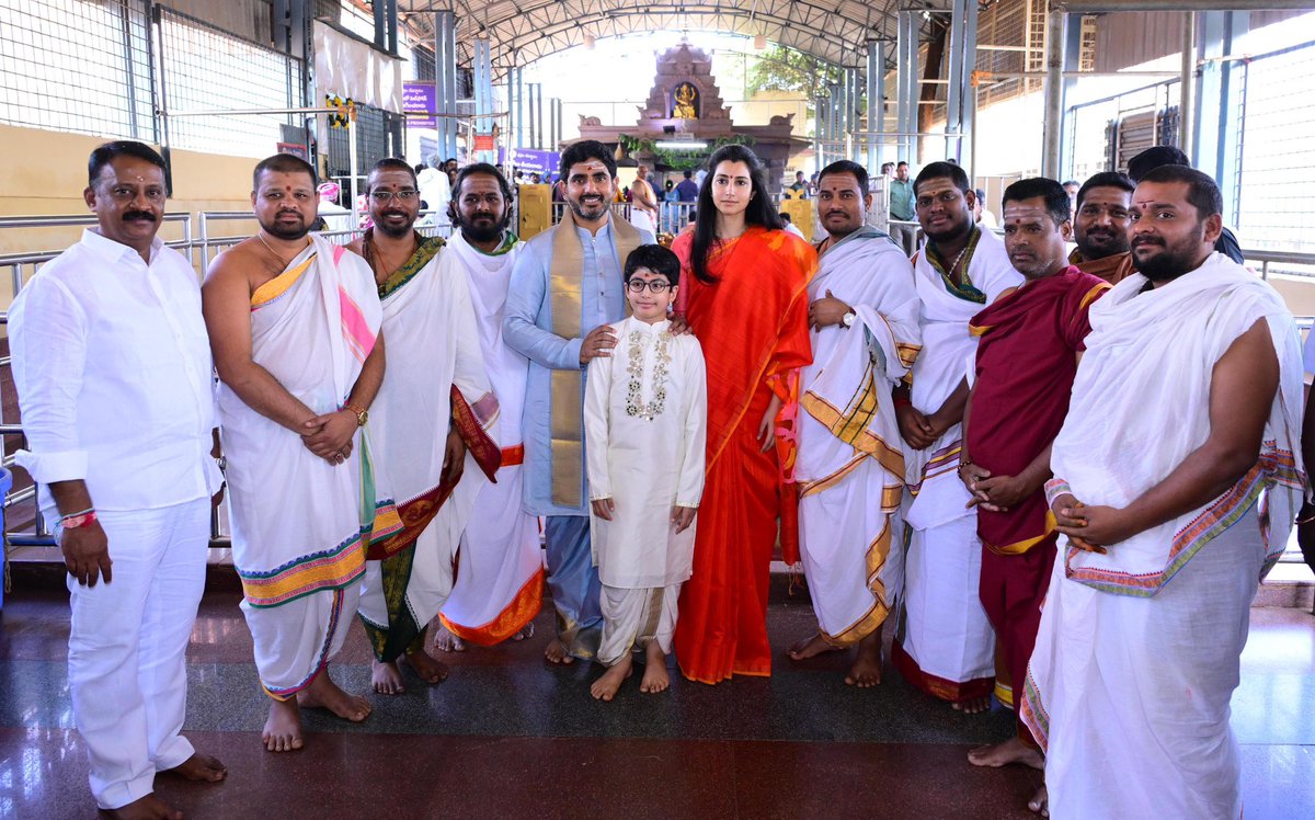 nandyalanews's tweet photo. శ్రీశైల భ్రమరాంబికా మల్లికార్జునస్వామిని దర్శించుకున్న నారా లోకేష్ గారు..

#NaraLokesh #Srisailam #NandyalaNews https://t.co/mBmd9Ym3IO