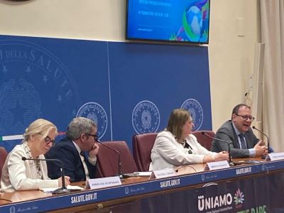 TVMR_CNMR's tweet photo. "#PNMR: @istsupsan e @cnmr_ISS  hanno la responsabilità di monitorarne l’applicazione attraverso indicatori precisi e presentare i risultati annualmente" - Marco Silano, Direttore del CNMR, al convegno “Rari, mai soli” @uniamofimronlus 
segui la diretta👇
https://t.co/XwF4FgYb8u https://t.co/di8TAMvpAD