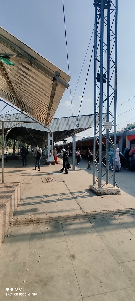 NRSRI44's tweet photo. यात्री सुविधा के लिए नीमच रेलवे स्टेशन के प्लेटफ्रॉम नं, 1 पर (COR) साइड पर #ABSY के अंतर्गत 150 मीटर लंबे शेड का विस्तार किया गया। https://t.co/165KhnzZQl