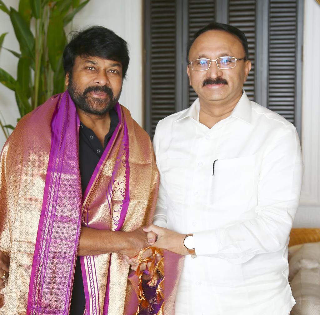 ThotaOfficial's tweet photo. మెగా స్టార్ చిరంజీవి గారికి భారతదేశపు రెండవ ప్రతిష్ఠాత్మక పురస్కారం ‘పద్మ విభూషణ్’  ప్రకటించిన సందర్భంగా నేరుగా ఆయనను కలిసి హృదయ పూర్వక శుభాభినందనలు తెలియజేయటం ఎంతో ఆనందంగా ఉంది. సినీ జగత్తులో తనదైన విలక్షణ ముద్ర వేసిన  నిజమైన ఐకాన్ చిరంజీవి గారికి ఈ గుర్తింపు లభించటం తెలుగు వారందరికీ గర్వకారణం.
@KChiruTweets #PadmaVibhushanChiranjeevi #PadmaAwards2024