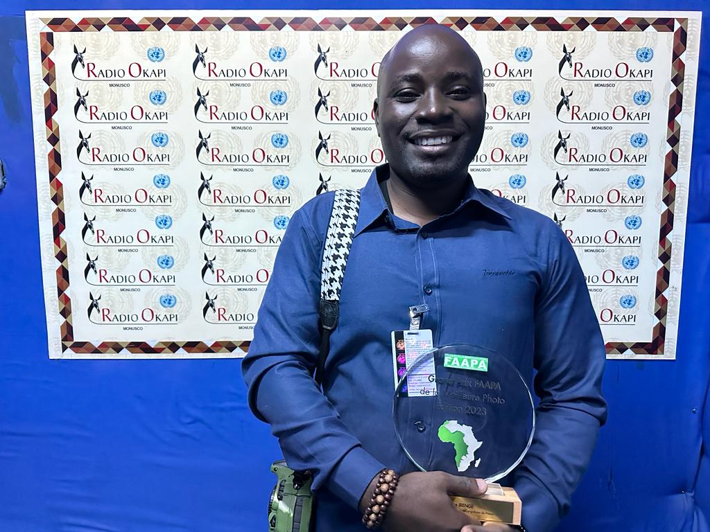 La photo montrant des enfants rescapés portant du bois ramassés dans les décombres des maisons détruites par les inondations ayant fait plus de 500 morts et 5000 disparus à Kalehe, dans l'Est de la RDC, prise le 30 mai 2023 à été  primée "Meilleure photo" du "Grand Prix de la