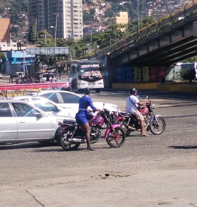 LaVerdadVargas's tweet photo. #LaGuaira · La foto de una tripulante de cabina sobre una moto en Maiquetía, en falda y esperando que el semáforo cambiara de rojo a verde para llegar a su trabajo, llamó la atención de cientos de cibernautas quienes resaltaron el esfuerzo y la responsabilidad de las venezolanas. https://t.co/0uFiIufCdO