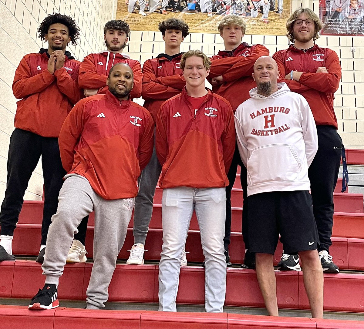 Senior Night! ❤️🤍🏀
Go out with a bang fellas ❗️