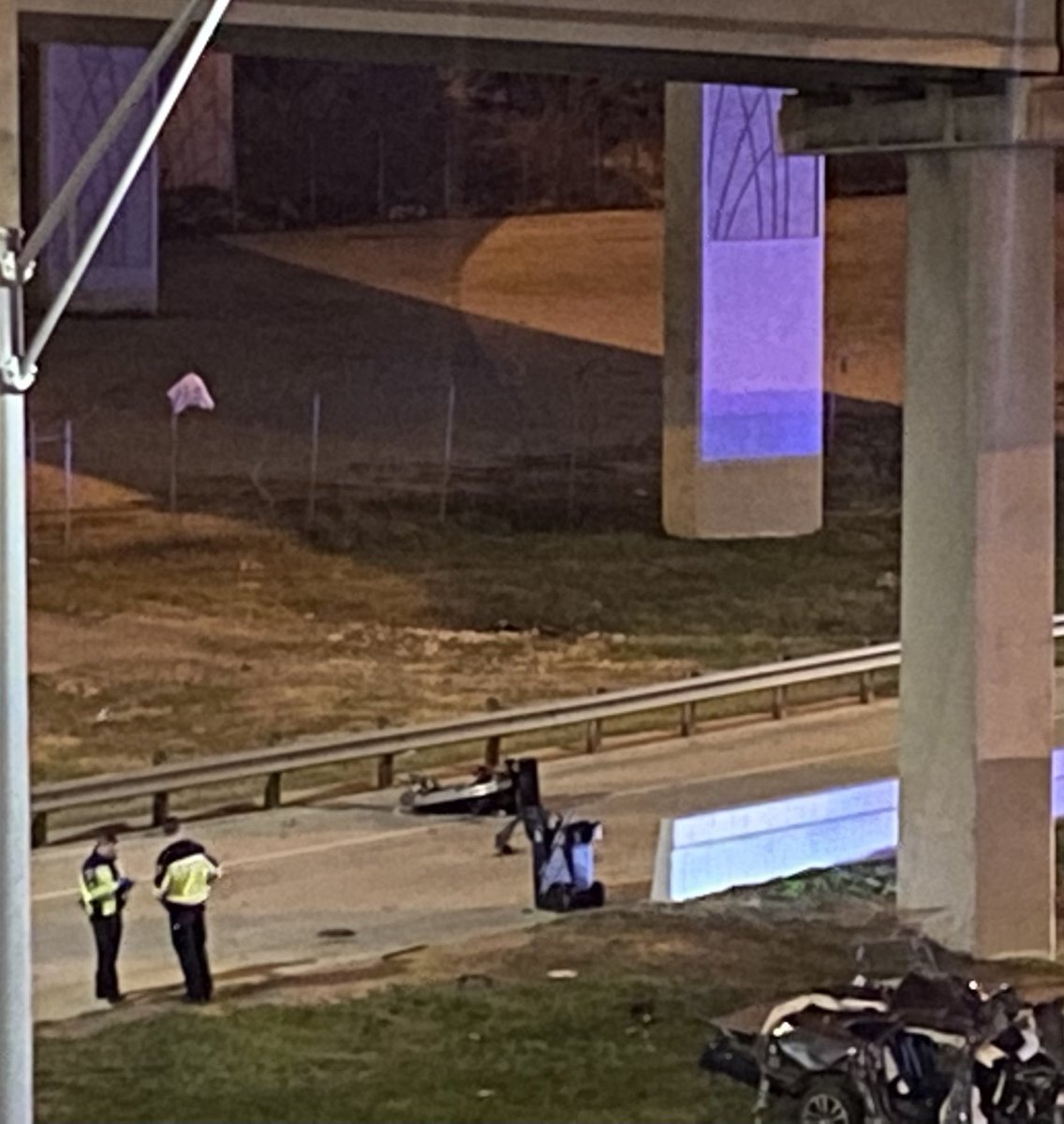#HappeningNow A police pursuit ends with multiple fatalities at Stemmons and Woodall Rodgers. The suspects car crashed killing the occupants.