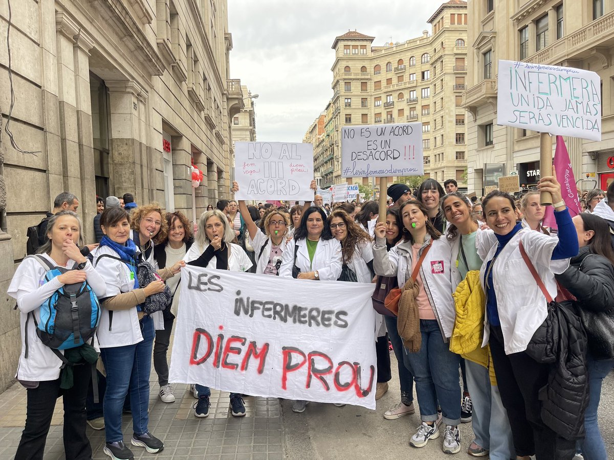juanjosrequena's tweet photo. Ayer, las  #enfermeras dl #CAPLaSagrera respondimos con el SILENCIO a la “visita” d @apicsbcn @icscat 
Mostrábamos nuestro rechazo a la falta d apoyo y liderazgo d ciertas directivas enfermeras ante las reivindicaciones d #infermeresdiemprou 
Se nos acusó d “falta d respeto”🤦🏼‍♂️ https://t.co/HZBtAyiLSi