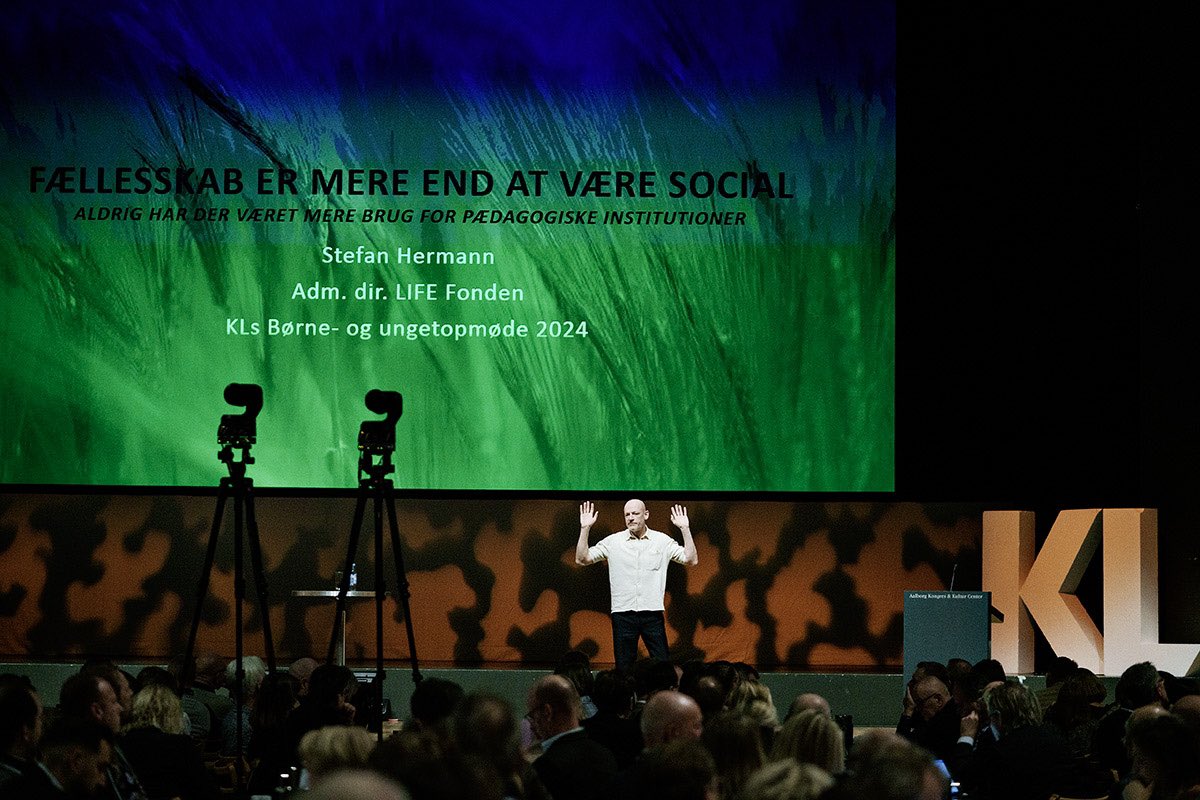 Lisbethdueped's tweet photo. #butm2024 sætter spot på fællesskaber som fundament. Fællesskaber er mere end venskaber. Fællesskaber er større end os selv og det vi skal bygge vores samfund på siger @SthePol Vi har brug for flere svar end psykologien og sundhedsvidenskaben kan give https://t.co/C9ydpD8n7K