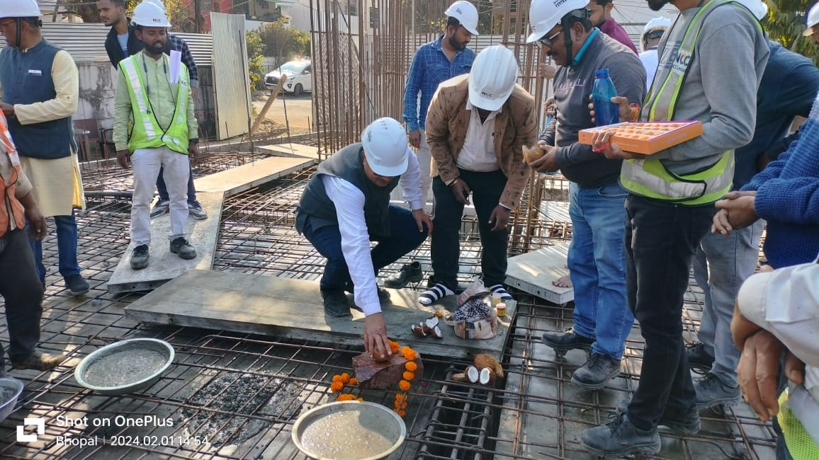 Hkhandelwal1964's tweet photo. भोपाल में निर्माणाधीन प्रदेश भाजपा कार्यालय स्थल पर पूजा अर्चना कर लेंटर डालने का कार्य प्रारंभ करवाया इस मौके पर श्री शैलेंद्र शर्मा जी एवं आर्किटेक्ट श्री आशुतोष शर्मा जी भी मौजूद थे https://t.co/KOJKhC0rtN