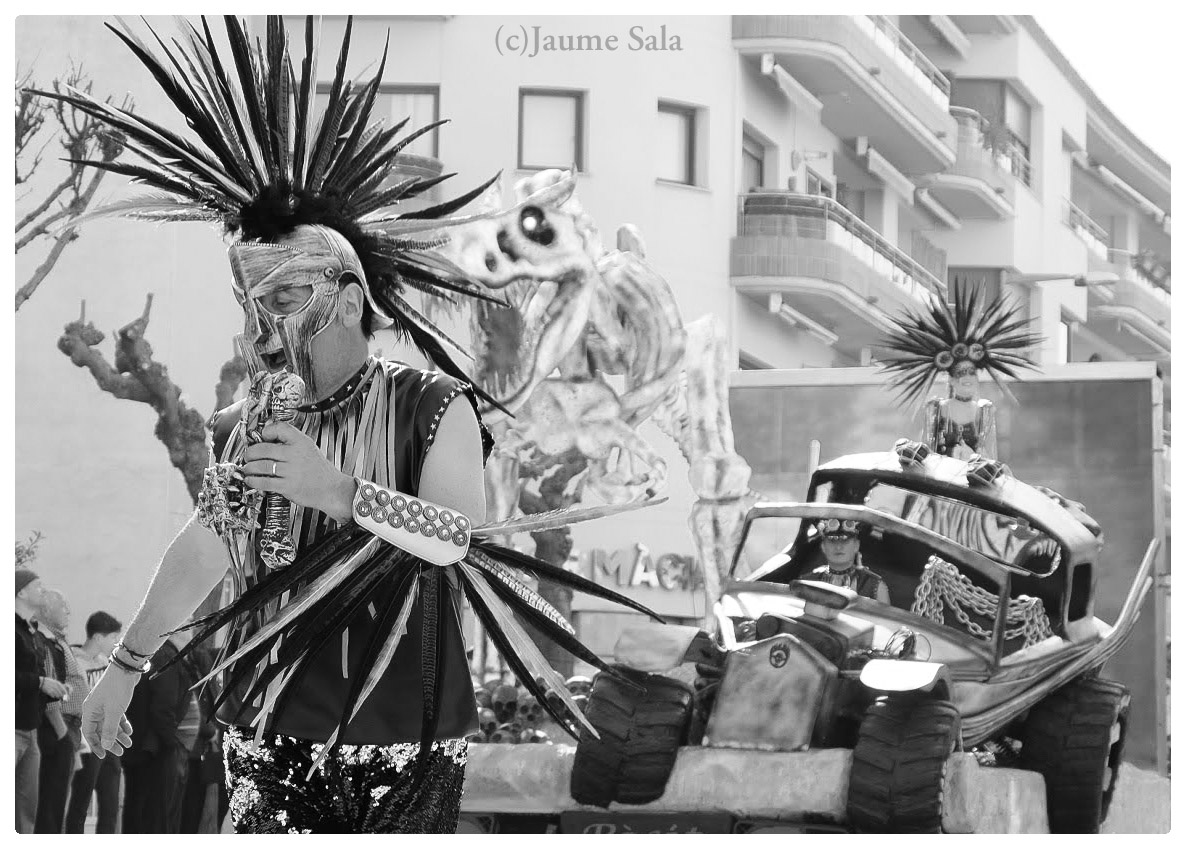 Carnaval!!!😜🎉🦾 Fujifilm X-T10 XC16-50mm 📷 f/6.4 1/450s ISO400 Foto: ©Jaume Sala 📸 #carnestoltes #Carnaval #Fujifilm @fujifilm_es @FujifilmMX #hacerfotos @WorldPressPhoto @europapress #blackandwhite @AP_Magazine #Foto #blackandwhitephotography #streetphotography #photography