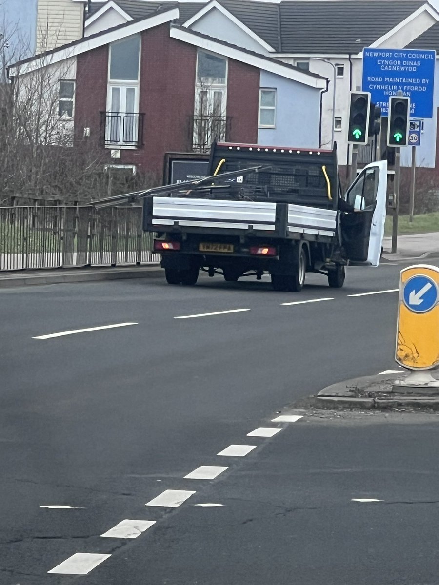 Allmarque's tweet photo. Good job a cyclist wasn’t at the side of this. https://t.co/98FO79IhHg