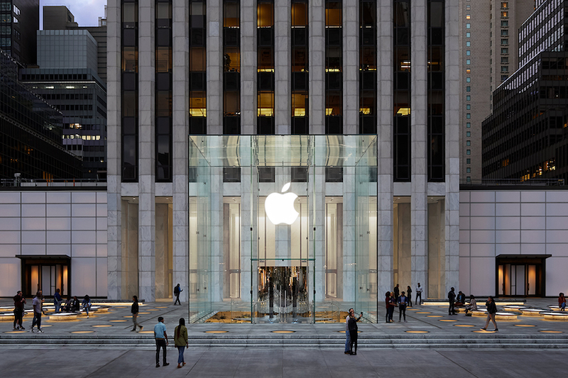 MacRumors's tweet image. Apple's Fifth Avenue Store Vision Pro Installation Is Shaping Up to Be a Spectacle macrumors.com/2024/02/01/app…