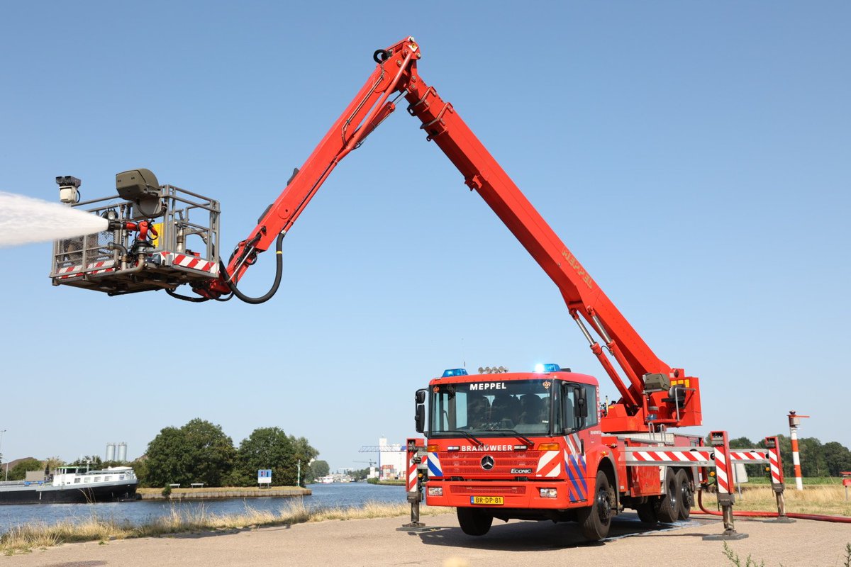 Een nieuwe maand dus ook weer een nieuw brandweervoertuig. 🚒

In Februari hangt de hoogwerker van kazerne Meppel aan uw muur. De hoogwerker word dit jaar na 19 jaar dienst vervangen voor een nieuwe autoladder die u uiteraard in de brandweerkalender van 2025 terug zal vinden.