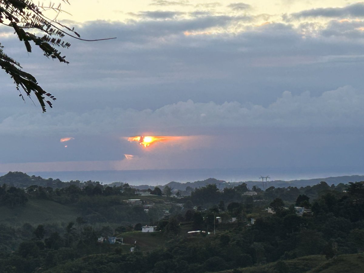 Evelyncastro11E's tweet photo. Bendecido día para PR desde Yabucoa @carlosomartv @manuelcrespotv @DeborahTiempo @adamonzon @EliRobainaTV @rcortestv2 @CycloforumsPR @twcenterpr https://t.co/b2KEu6ZxjR