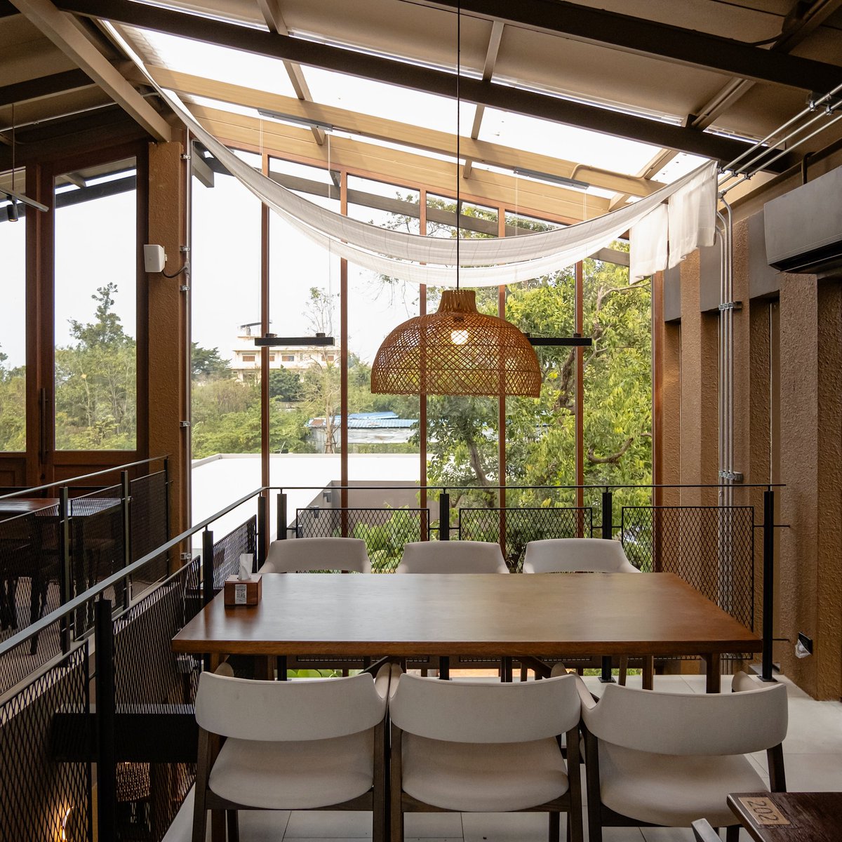 ไม่ต้องไปกินไกลถึงเชียงใหม่แล้ววว ร้าน #ต๋องเต็มโต๊ะ 🍽️  ร้านอาหารเหนือพื้นเมืองมาเปิดสาขาใหม่ที่กรุงเทพ อยู่พุทธมณฑลสาย 2 นี่เองง 🤩 
การตกแต่งและบรรยากาศของสาขานี้คือสวยร่มรื่นมากๆ ด้านในมีที่นั่ง 2 ชั้น และมีมุม Outdoor หน้าร้านด้วย ให้ฟีลเหมือนมานั่งทานที่นิมมานสุดๆ!