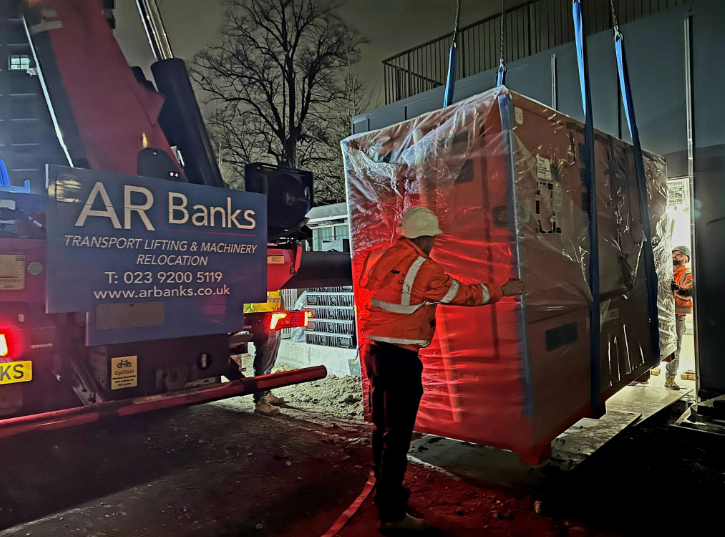 London Midnight Delivery 📷📷📷
Last night's action in the big smoke with a <a href="/Grupel1976/">Grupel S.A.</a>  📷 500kva Prime install from our Hampshire Generators Exton stock
A huge thank you to Stuart Banks  of A R Banks 
#HampshireGenerators #Grupel