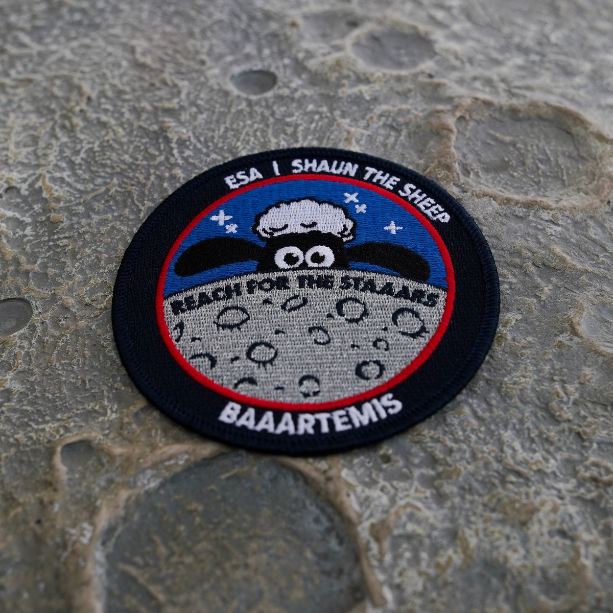 🐏 New Artefact 🐏 This mission patch, now on display in our Space Oddities gallery, was produced to commemorate the historic spaceflight of @shaunthesheep in 2022 aboard @NASAArtemis 1's mission to the Moon in partnership with @esa. #Baaartemis collections.spacecentre.co.uk/object-2023-7