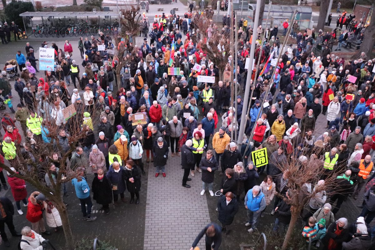 torleveringhaus's tweet photo. Gestern Abend fanden auch in #Seeheim-#Jugenheim und #Bickenbach Demonstrationen gegen Rechts statt.
In beiden Gemeinden waren sehr viele Leute gekommen, um für die Demokratie einzustehen und klar zu sagen: #Niewiederistjetzt.
Vielen Dank an alle ❤️ https://t.co/FeFmZ42XwG