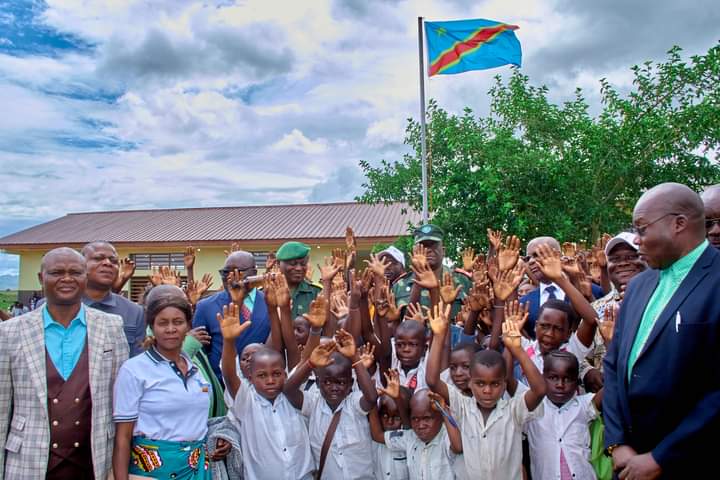 VinnyKasongo2's tweet photo. 🚨 ITURI : plaçons l'éducation au centre de tt, la pop iturienne dit merci au lt Gen luboya kashama pr sa détermination. ITURI kelasi kitoko grâce au lt Gen luboya kashama @PNgwene @MimbengaBr53022 @choixdupeupl @tuandense @senatrdc @AssembleeNatRDC @bembajp @BenitaNtumba https://t.co/uGaqbol9p1