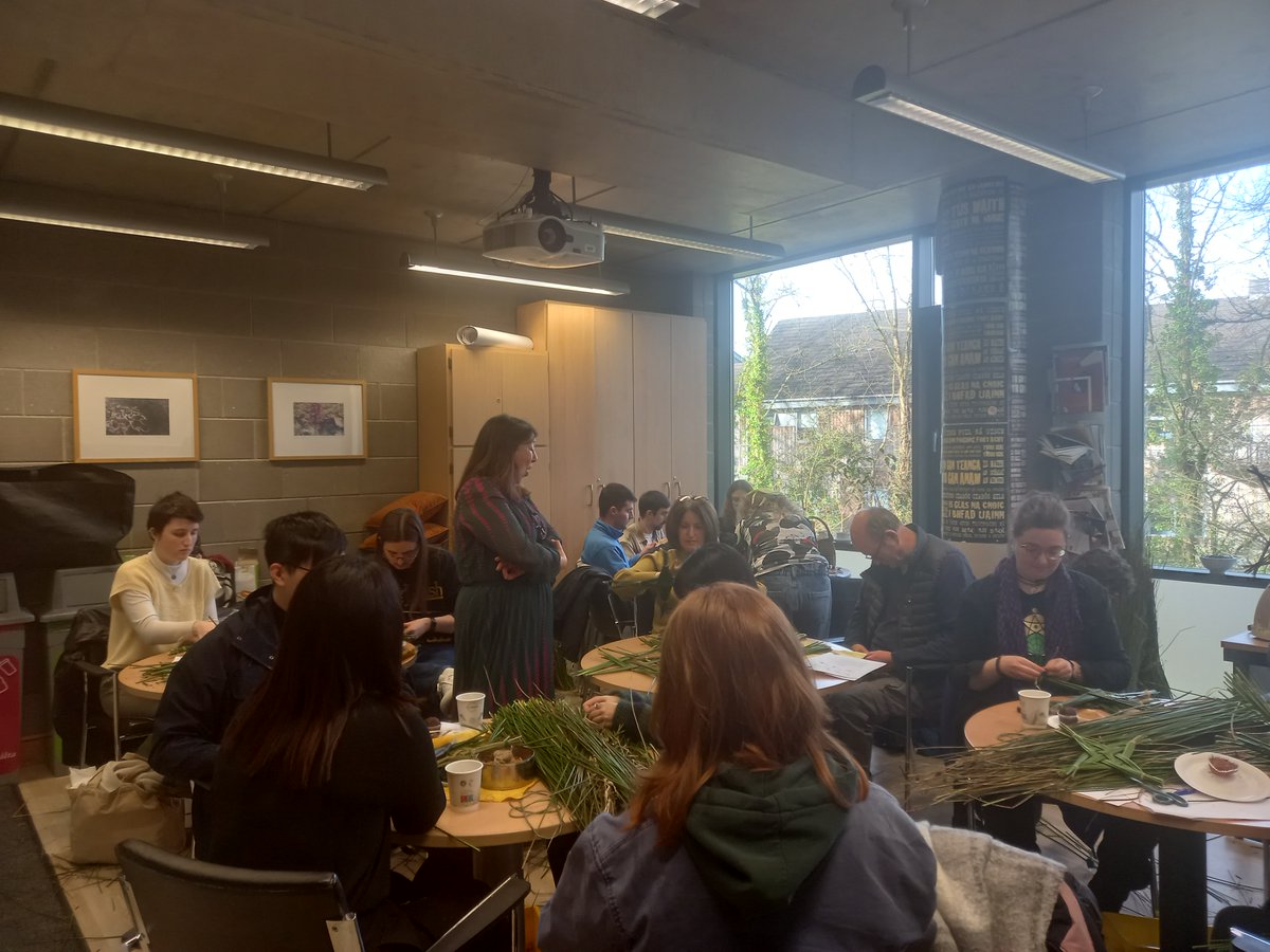 Bhí ceardlanna iontacha againn inniu chun Lá Fhéile Bríde a cheiliúradh - lovely to celebrate #StBrigidsDay making St. Brigid's crosses under the expert eye of @EcoSantorum