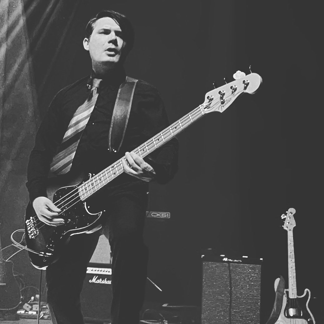 Channeling my inner @welovepulp with @welovepulpd tribute band. #tributebanduk #tributeband #kentishtown #o2forum #britpop #90smusic #stevemackey #bassist