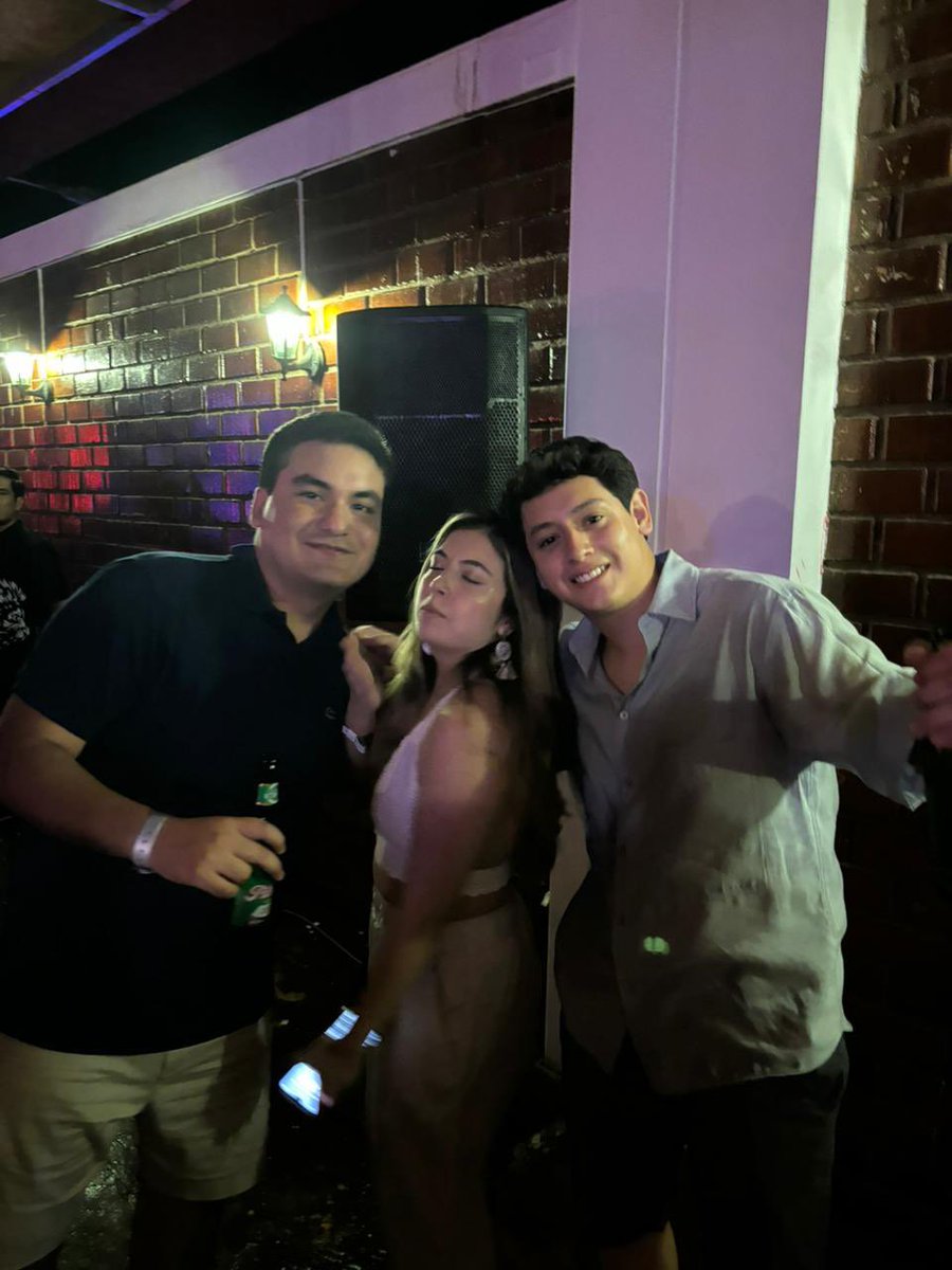 rolezamaa's tweet photo. @allorcard @bobalu777 mis causitas los extraño :( 
pdt : a la boba se le lageo la cara https://t.co/MaHhePpmv9