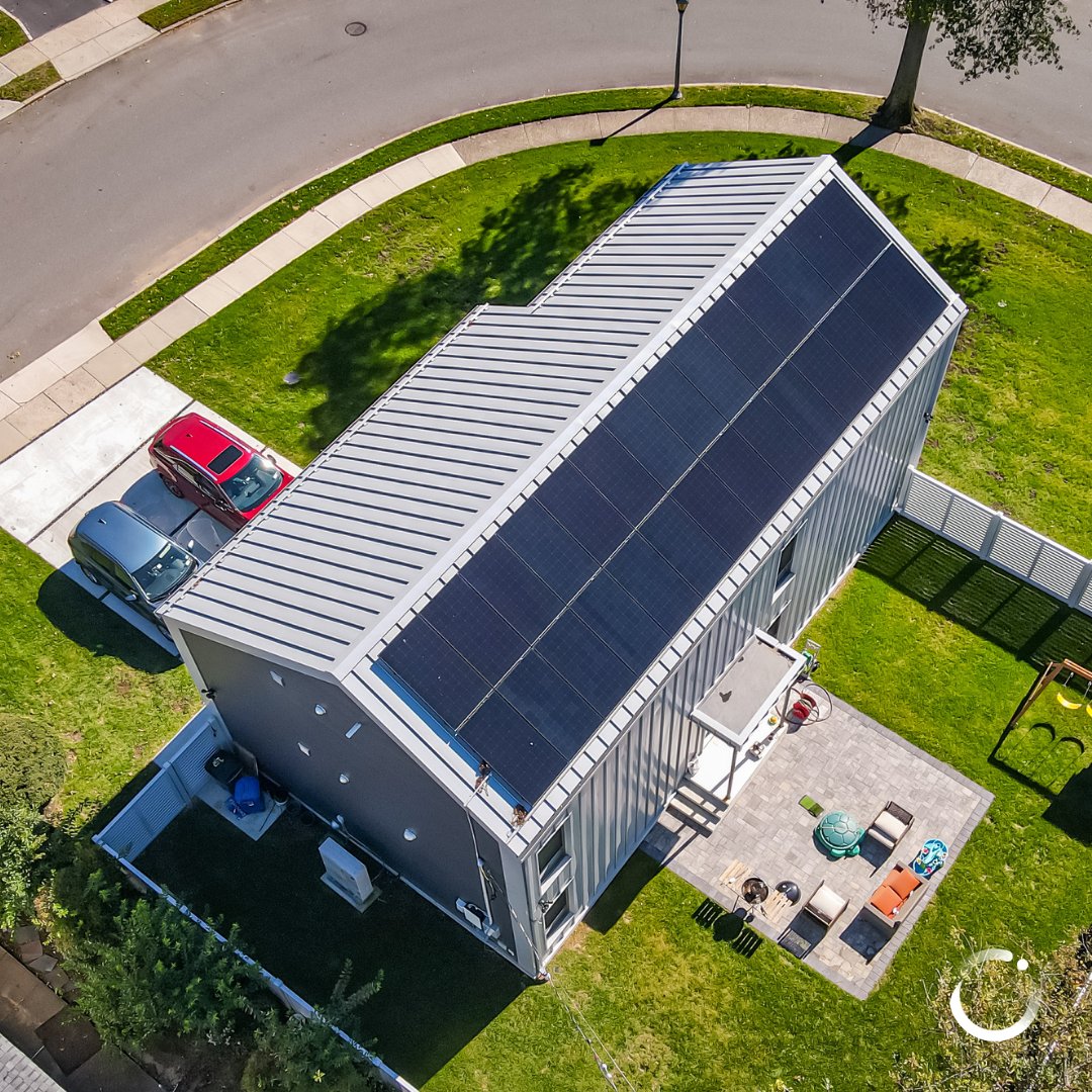 EmPowerSolar's tweet image. Power Move Thursday  ⚡️
Location: Westbury, NY
System size: 11.2 kW / 28 Panels / 400 Watt Panels
Annual Electric Savings: $3,479!
.
.
.
#PowerMoveThursday #SolarSavings #SolarPanels #SolarEnergy #CleanEnergy #LongIsland #PSEGLI #EmPowerSolar #Westbury #NassauCounty