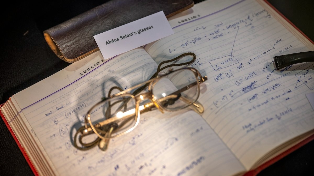 Truly a night with the stars! 🤩

<a href="/ProfBrianCox/">Brian Cox</a> helped us celebrate the naming of the Abdus Salam Library by delivering a lecture all about the fundamental forces of nature 🪐

Find out more about the life of Abdus Salam and his achievements ➡️ ow.ly/b7R450QwNSj