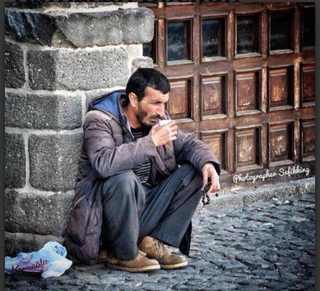 adam, "din tüccarlığı" yapmamak için milyonlarca kişi tarafından izlenen youtube, instagram, tiktok videolarının para kazanma özelliğini aktif etmemiş, çay ocağında poğaça, börek, tespih satarak geçimini sağlamaya çalışıyormuş. vallahi ben bu adamın dinindenim.