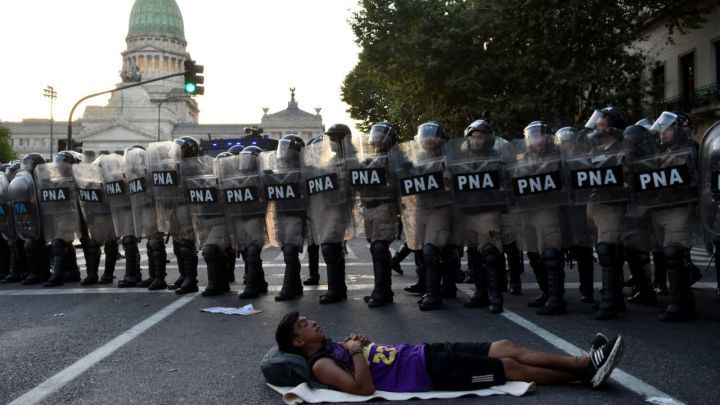 isaacrudnik's tweet photo. ¡NO HAY PLATA! PARA LOS COMEDORES
NI PARA LAS FAMILIAS EN EMERGENCIA ALIMENTARIA
Pero hay recursos para el millonario operativo policial que 
reprime la protesta de jóvenes y trabajadores.
❌️#FUERA PROTOCOLO ANTIPIQUETE DE BULLRICH
❌️#FUERA LA POLICÍA LIBERTARIA DE MILEI https://t.co/1QC3O0FvxA