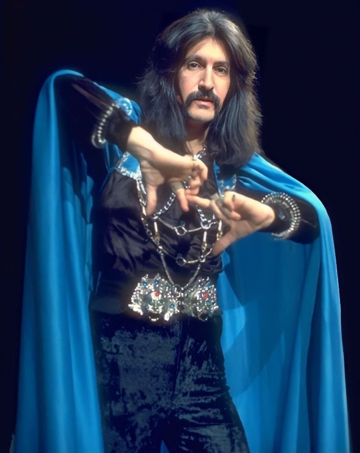 Sadece saçıyla, bıyığıyla, kıyafetiyle ve takıları ile değil, aklı, ruhu ve varlığıyla gerçek bir devrimciydi o. Bu ülkenin belki de en zor zamanlarında sadece kendisi olmayı becermişti. Müziği ve kişiliği ile bize yepyeni renkler kattı. 

Bu ülkeye emeği ve katkısı bence pek