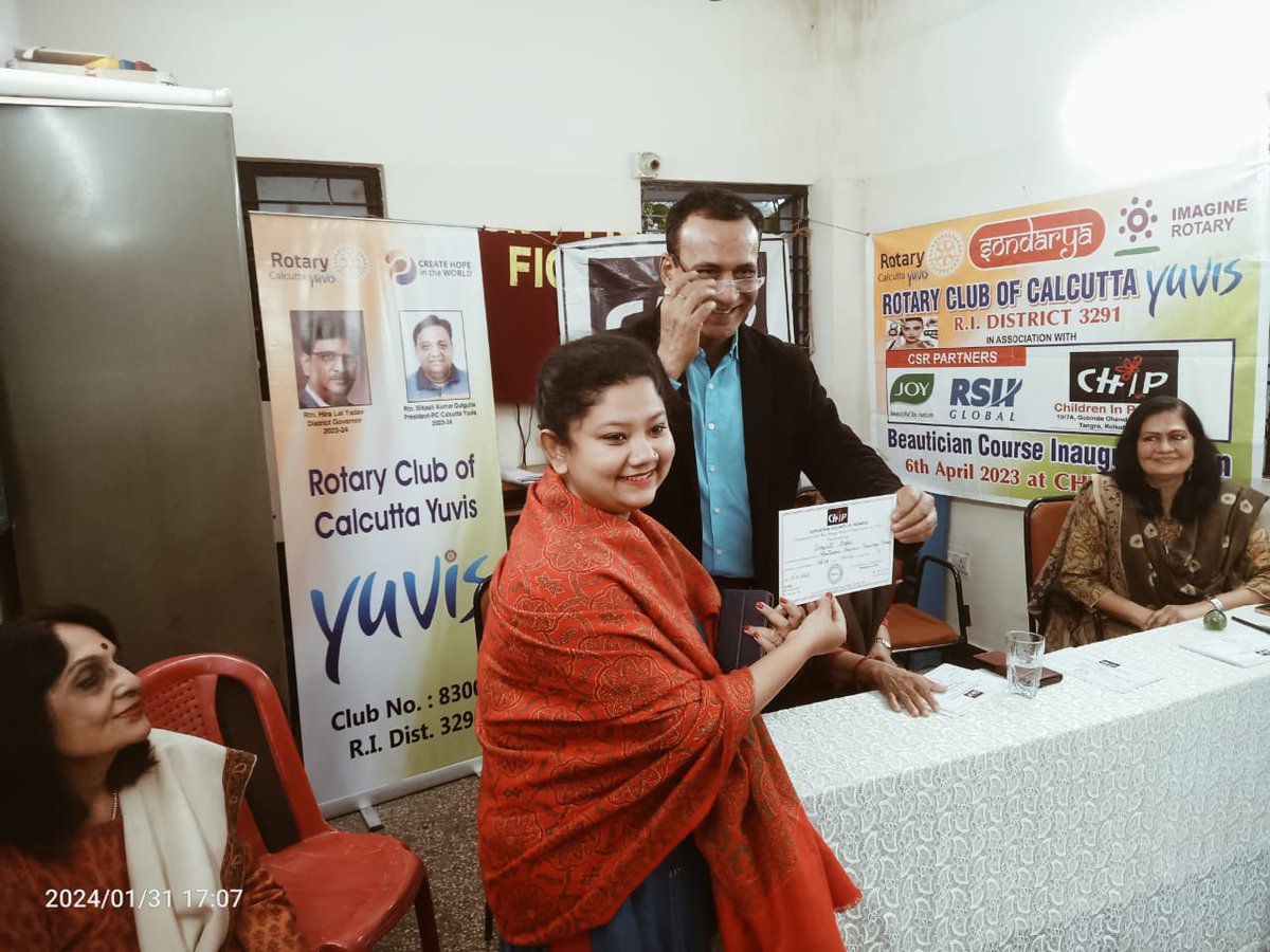 nanaveenagarwal's tweet photo. @RotaryYuvis Project - Guru &amp; Saudarya 
Montessori Teachers Training course+ beautician Courses 
Beneficiaries 10
Cost Rs. 48,000+48000z
Rotarian Attended 
Start 4 Men hours 8
On Certificate Distribution 2 Men hours 4Result 3 Persons have got the Job 
The rest are taking tuition. https://t.co/UtCbCwjqAT