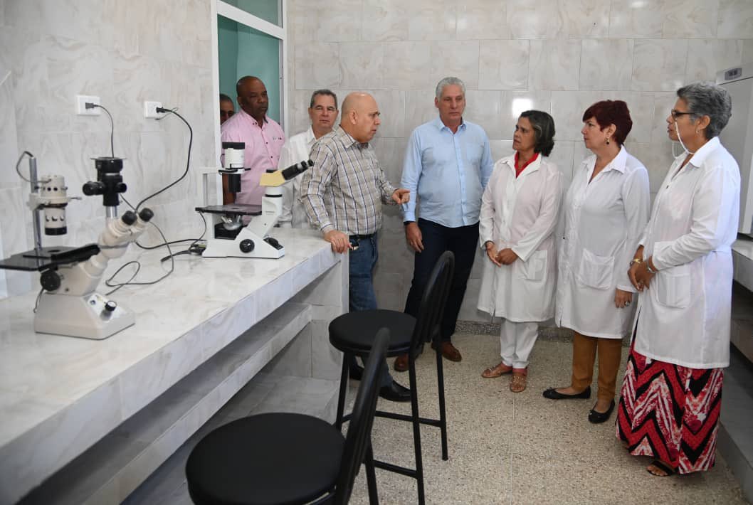 PresidenciaCuba's tweet photo. 🇨🇺| El Presidente @DiazCanelB está en Santiago de #Cuba. 

En este municipio del oriente del país concluye el recorrido que realizó por toda la Isla, evaluando las prioridades de trabajo para el 2024 en los ámbitos político, económico y social.

Lo acompaña @DrRobertoMOjeda

🧵 https://t.co/9K7AdPv8EH