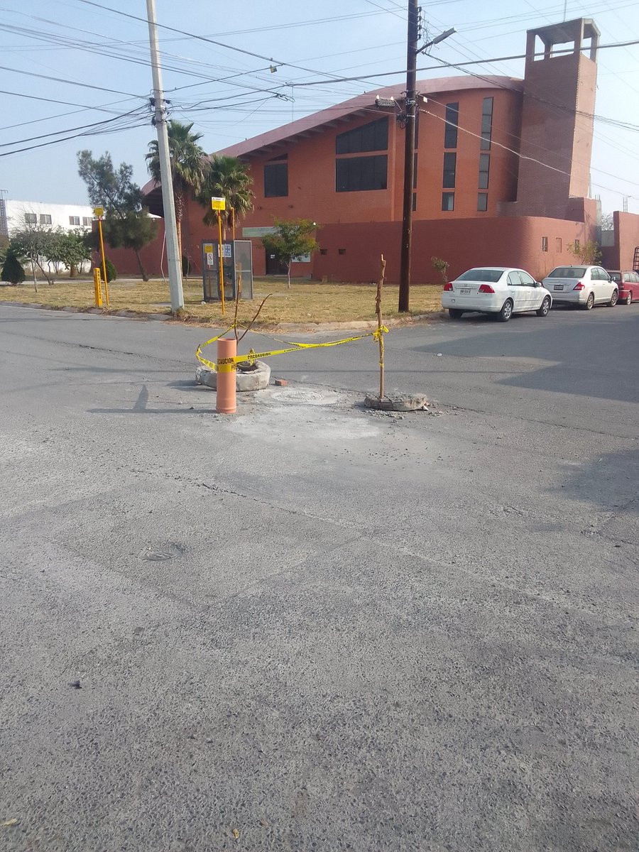JudithTp4's tweet photo. @Cicmty  buenos días quiero reportar los escombros de una obra de agua y drenaje, ya tienen desde el viernes pasado y afectan la vialidad. Está en cerezos y pirul, Hda. Los Morales, San Nicolás de los Garza. https://t.co/mA5EmS5SpG