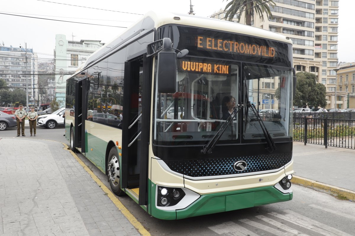 MTTChile's tweet photo. ¡La electromovilidad tiene fecha de llegada a Valparaíso! 🚍⚡

El ministro @JuanCaMunozA, junto con la ministra (s) 
@nikicardoch y autoridades regionales presentaron los primeros buses eléctricos que circularán por el Gran Valparaíso operados Trolebuses de Chile. https://t.co/6rJqvjT4nM