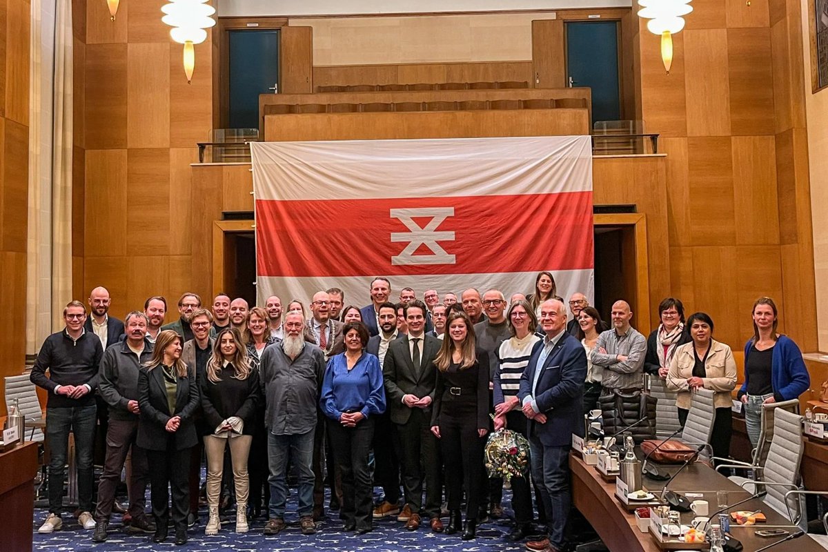 Enschede heeft een nieuwe vlag voor de stad. Nu staat er ook het logo op wat we ook op veel andere plekken in onze stad terugvinden. Dat vinden wij een mooie stap want zo wordt ook de vlag meer herkenbaar voor iedereen!