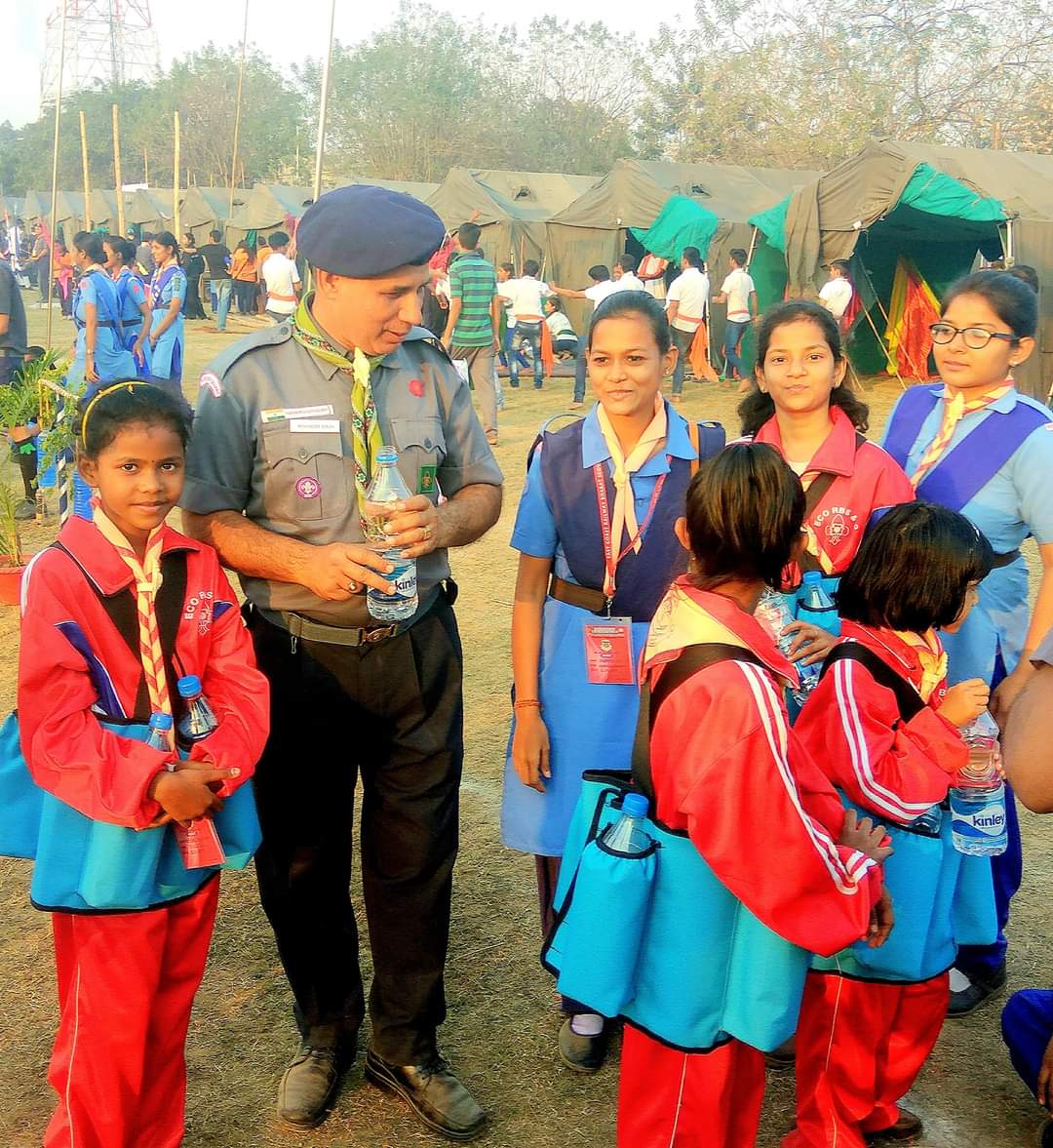 scoutingbytes's tweet photo. Service with a smile 😊 
#HappyScouting ⚜️ https://t.co/GRE3bp8RIW