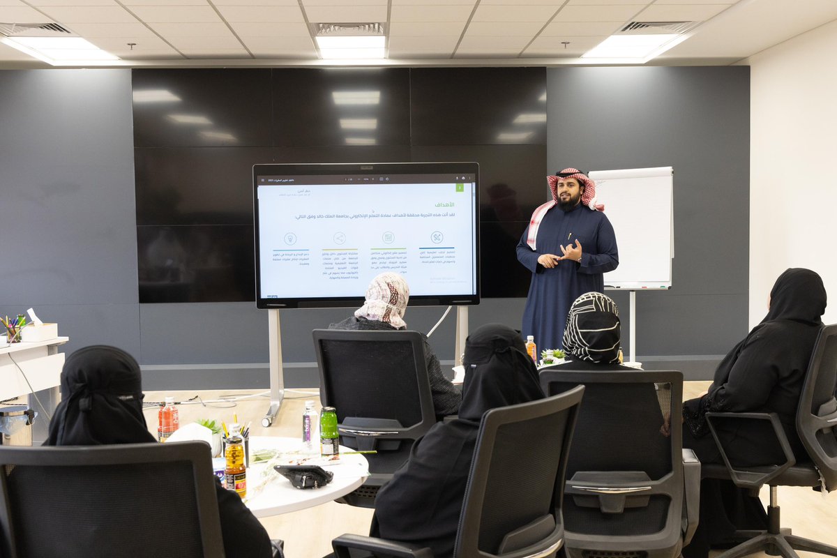 KKUELD's tweet photo. استقبلت وكالة التعلم الإلكتروني على مدار يومين نخبة من أعضاء هيئة التدريس من مختلف كليات #جامعة_الملك_خالد في زيارة ضمن البرنامج التدريبي #LeadU للاطلاع على برامج ومبادرات الوكالة والتقنيات الناشئة في مجال التعلم الإلكتروني، كما تم تقديم ورشة في بناء المقررات الإلكترونية وفقًا لمنهجية التصميم التعليمي. 

#KKUELD