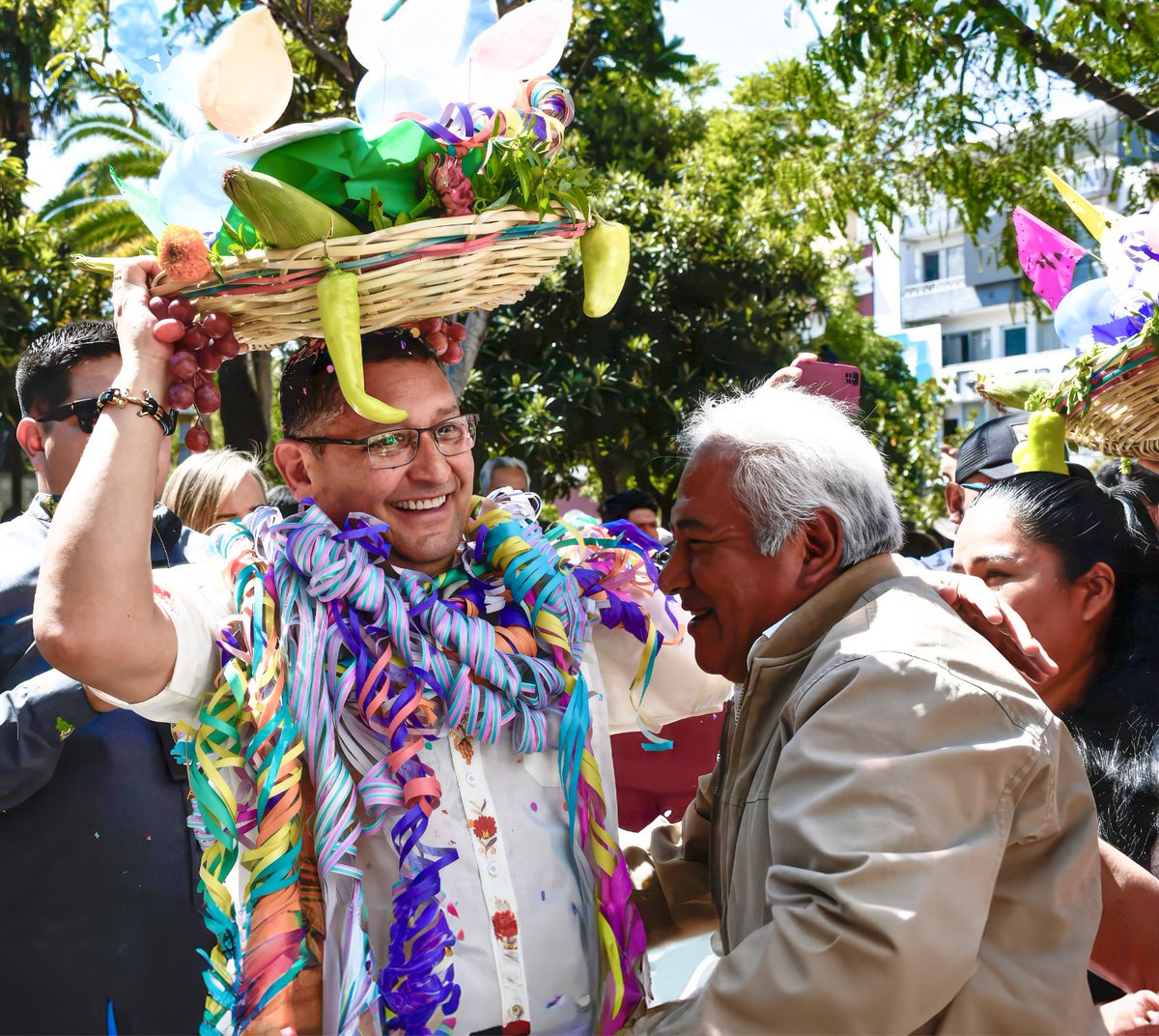 OscarBarzon's tweet photo. Hoy celebramos nuestras costumbres y tradiciones, recordamos historias y creamos nuevas memorias. 
 ¡Feliz día compadres! https://t.co/HKEMgziODo
