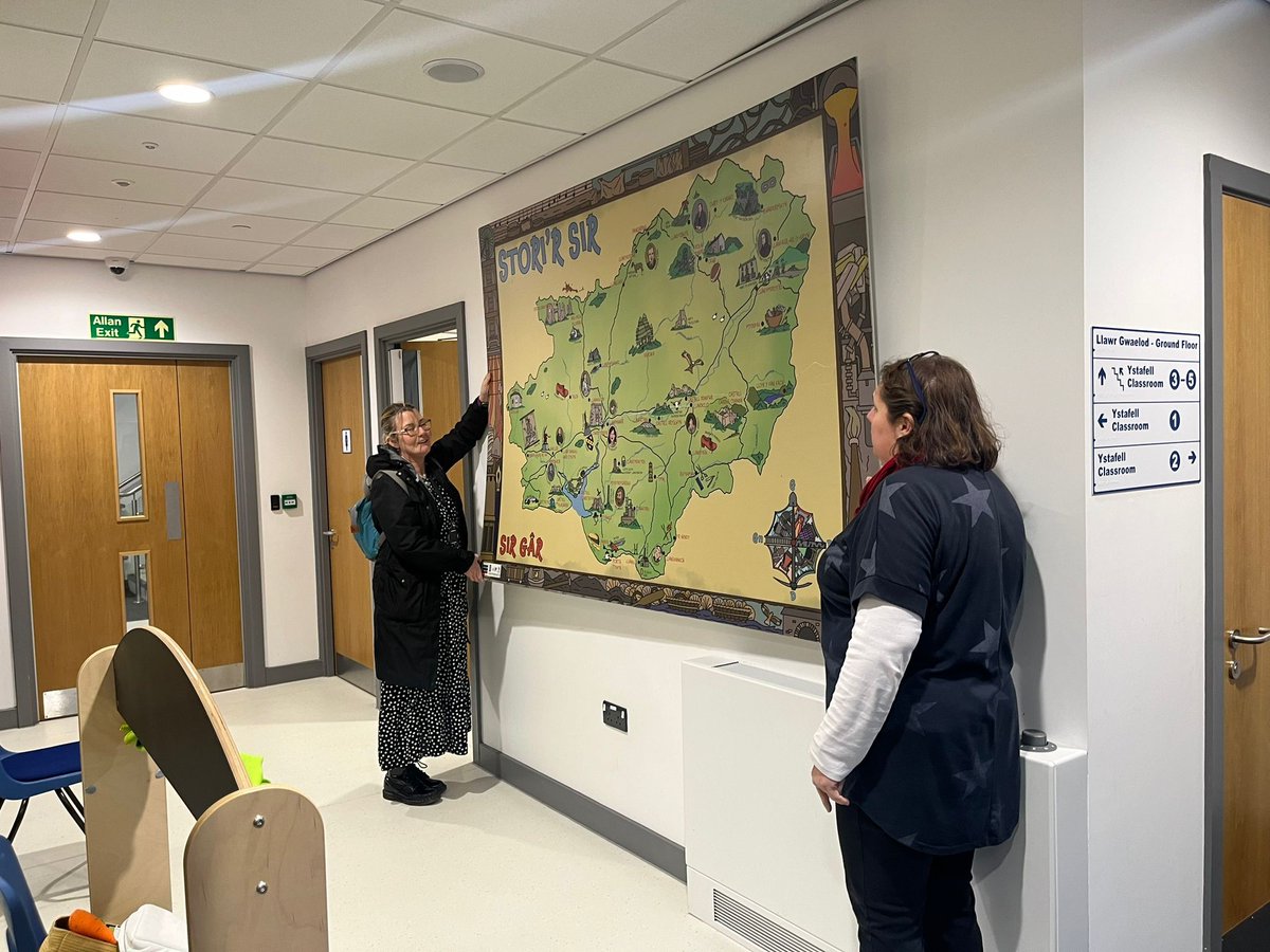 Braf i roi map o Stori’r Sir-Sir Gâr i ddysgwyr yng Nghanolfan Gwên yr wythnos hon. Gifting a map of Stori’r Sir-Sir Gâr to learners at Canolfan Gwên this week.